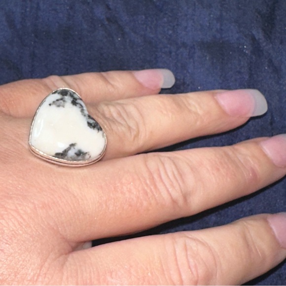 White Buffalo Turquoise heart vintage ring - Picture 10 of 11